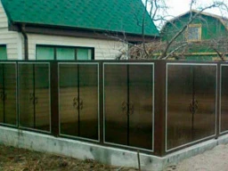 Забор кованый из поликарбоната для дачи